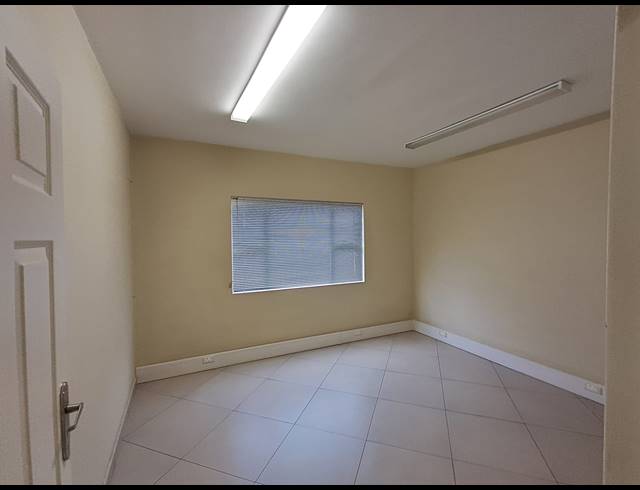 180M² OFFICE TO LET IN THREE RIVERS PROPER